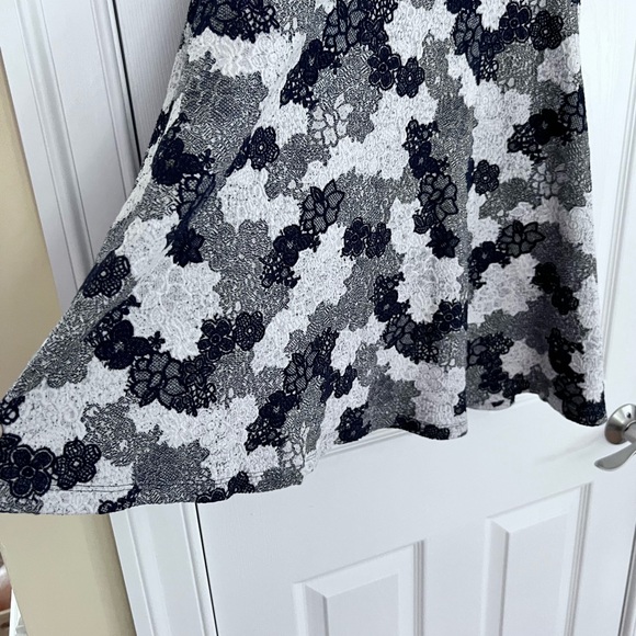 Ladies Size XL Truly Poppy Floral Lace Sleeveless Dress Black/Gray/White GUC - Picture 4 of 5